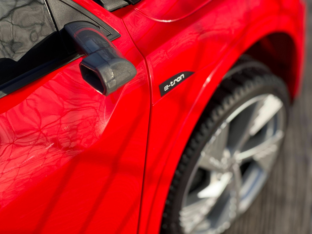 Audi E-Tron Sportback- Czerwony - obrazek 6